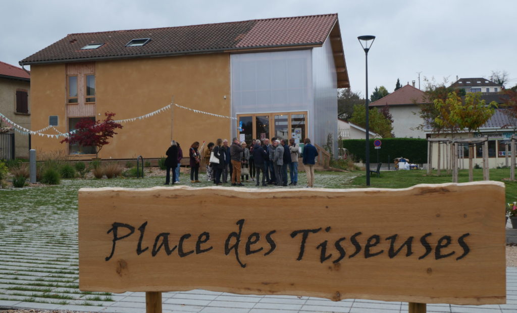 vue générale de la place des tisseuses à Bilieu et du café des eaux sauvages