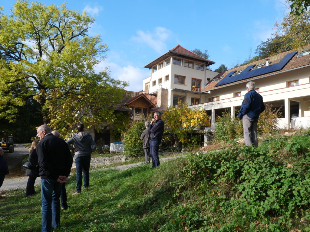 devant l'hotel Le Vernay